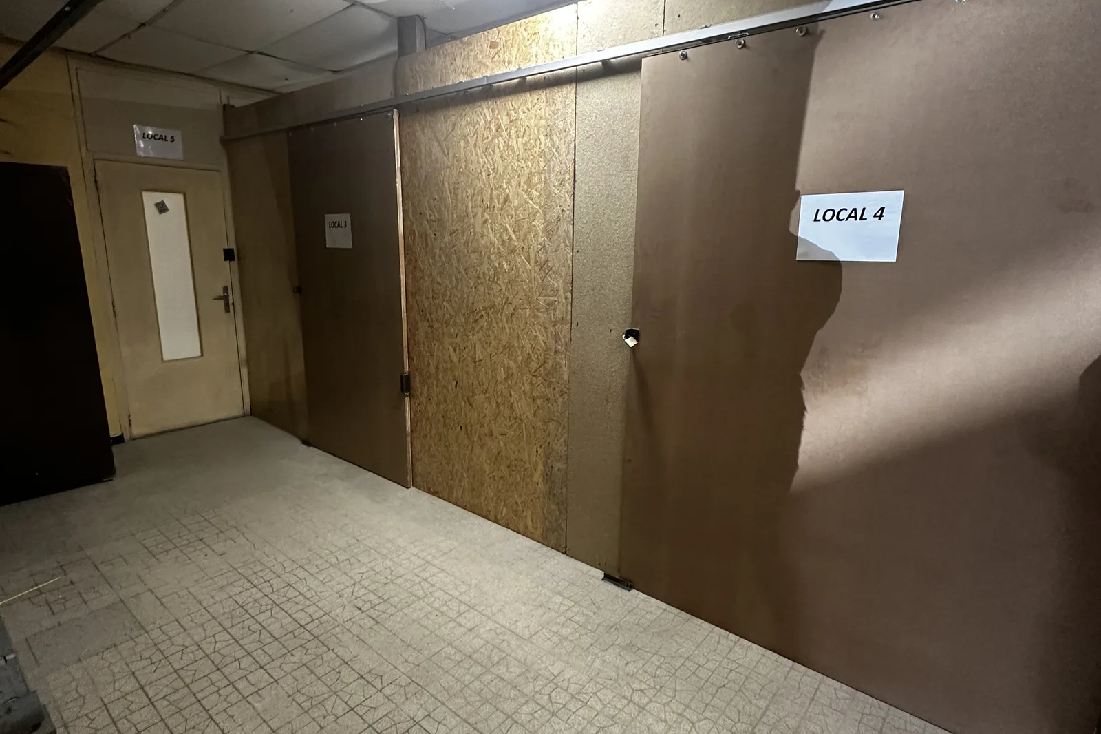 Les locaux de stockage fermés, à l'intérieur du bâtiment