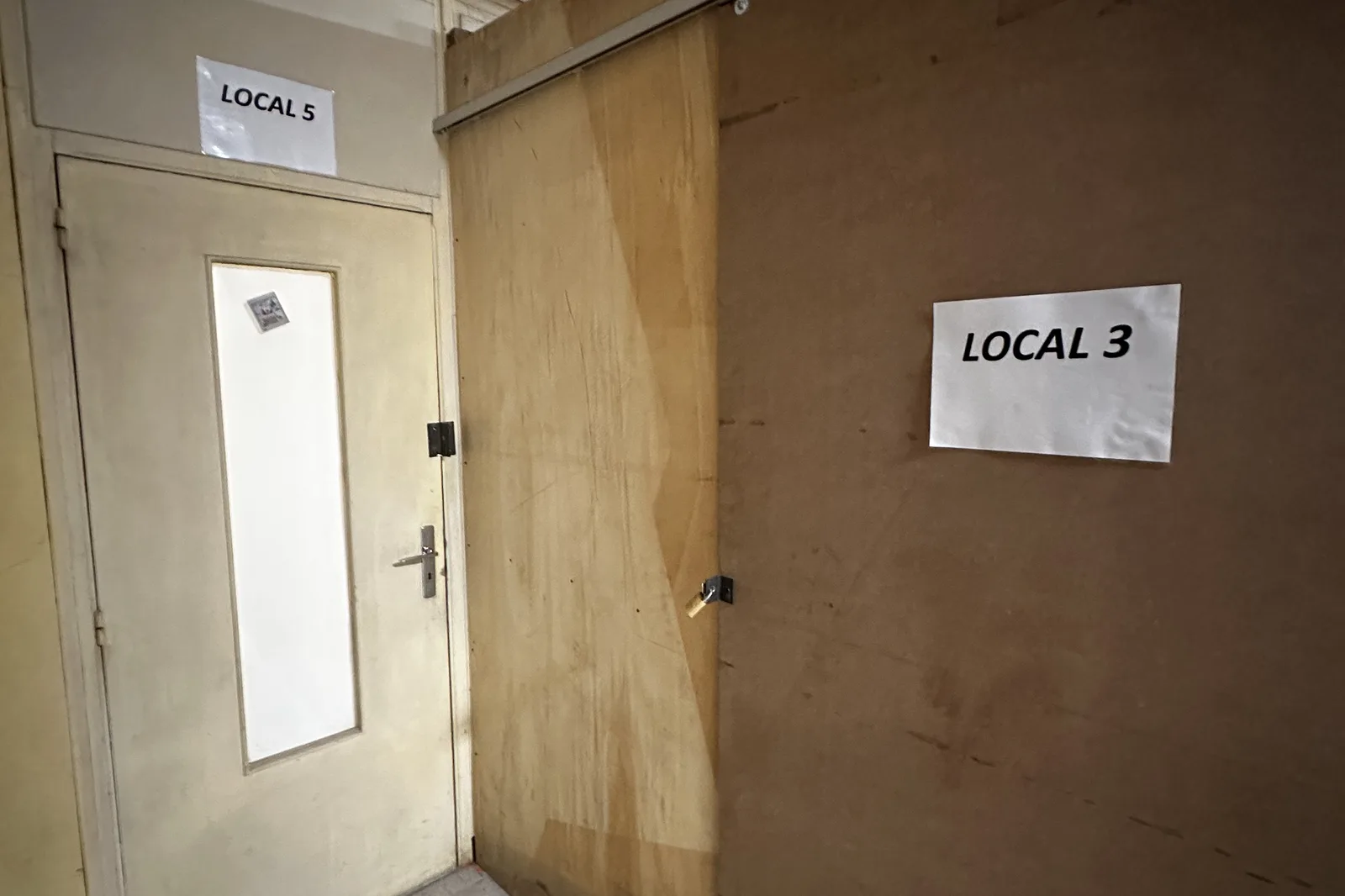 Portes fermées des locaux individuels, à l'intérieur du bâtiment