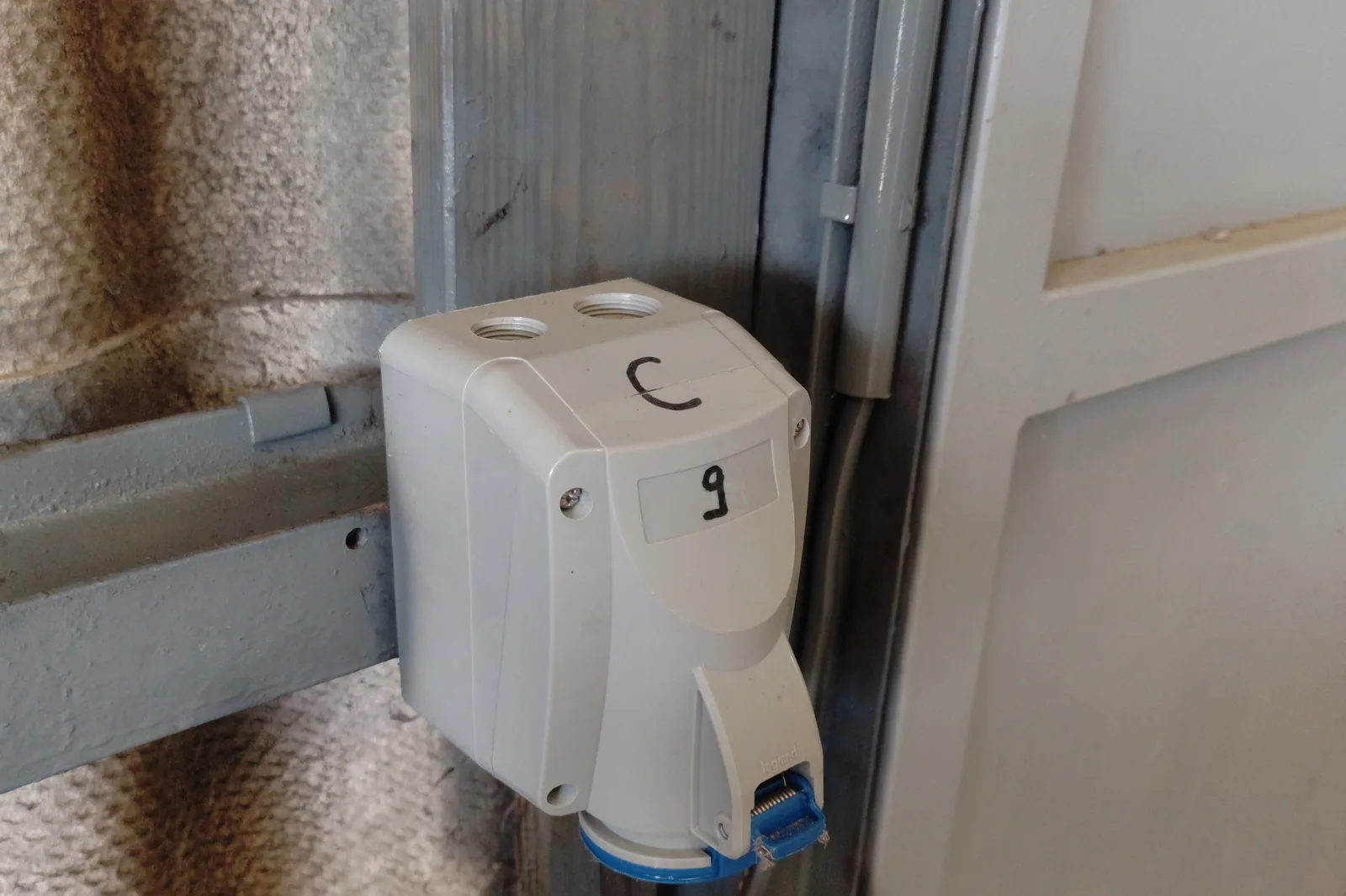 Batterie de camping-car en hiver : pourquoi le maintien de charge change tout